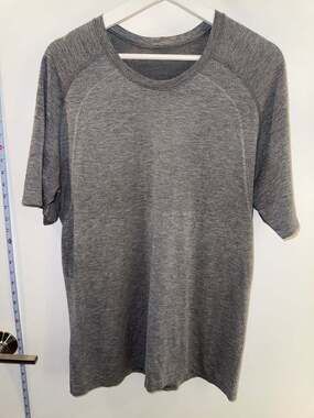 Lululemon Metal Vent Tech Short Sleeve Shirt in Slate Grey Sz L